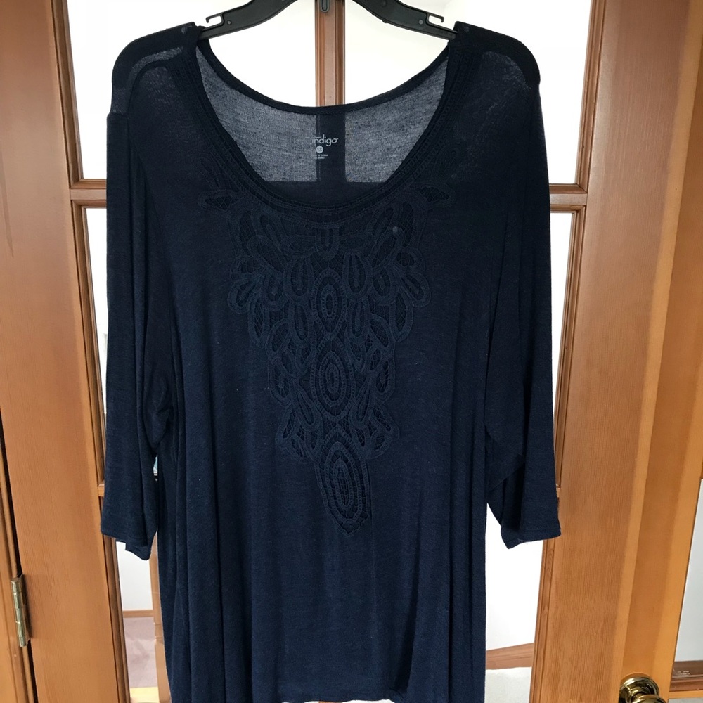 Women’s shirt with 3/4 length sleeves.